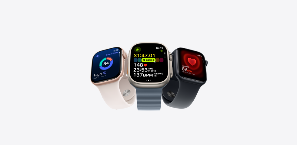 Trzy osoby biegnące razem na tle niebieskiego nieba z zegarkami Apple Watch na rękach
