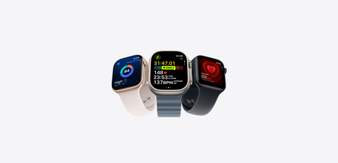 Trzy osoby biegnące razem na tle niebieskiego nieba z zegarkami Apple Watch na rękach